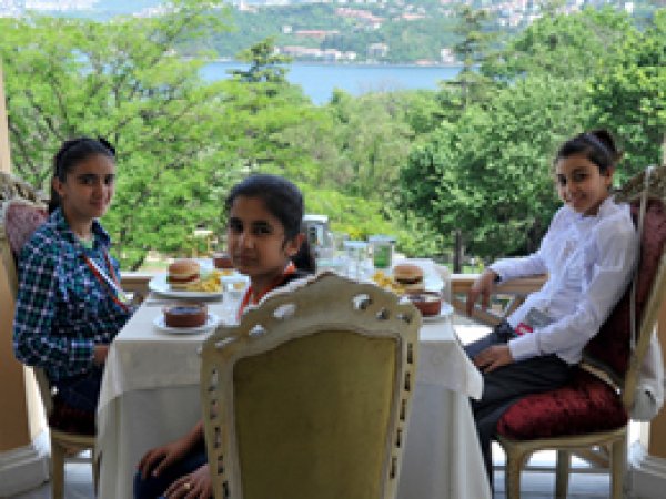 Doğulu Öğrenciler Batıyı Dolaştılar