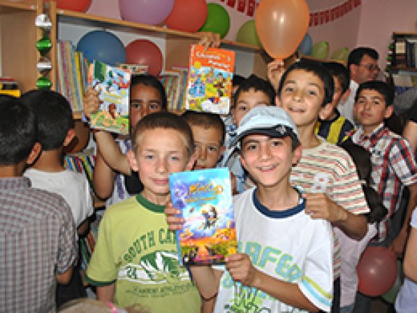 Öğrencilerden Köy Okuluna Kütüphane