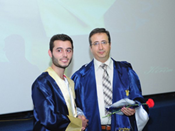 CBÜ'de İlk Mezunlar