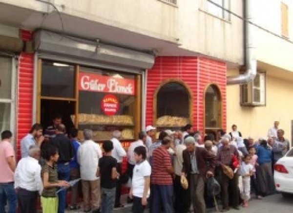 Bedeva Ekmek için Saatlerce Kuyrukta Bekliyorlar