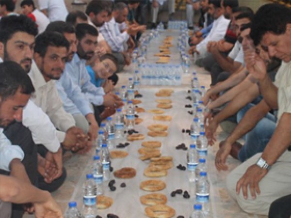 Urfa'da Simit ve Hurma ile İftar