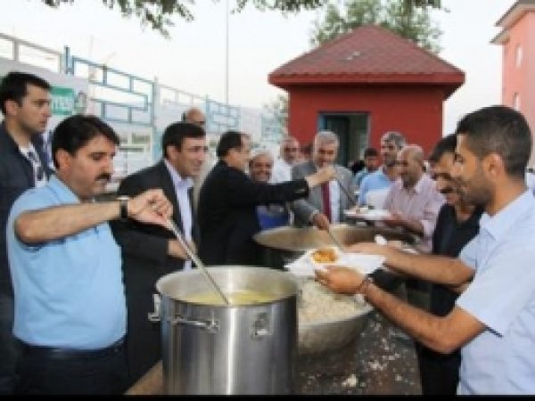 Yılmaz, İftar Çadırında Orucunu Açtı