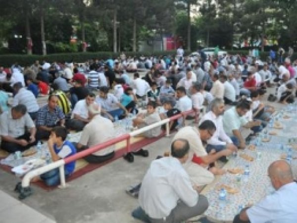 Zengin ve Fakir İftar Yemeğinde Buluştu