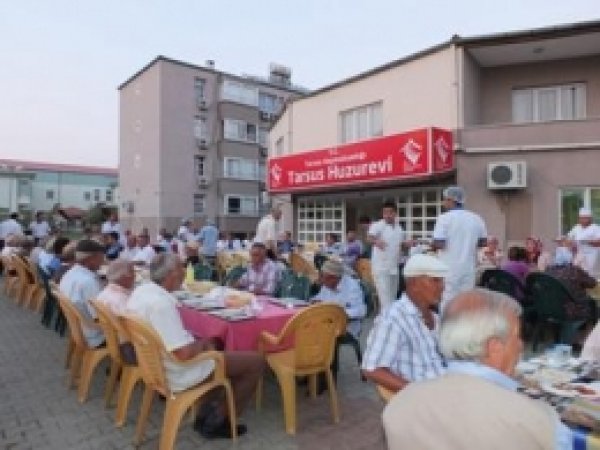 Huzurevi Sakinlerine İftar Yemeği Verildi