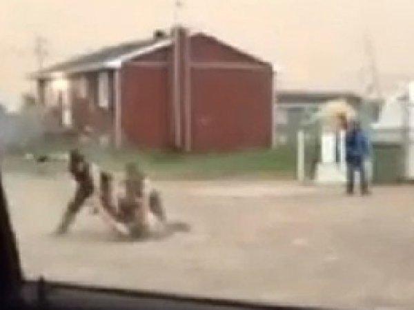 Kanadalı Polisler Kızılderili Genci Darbetti