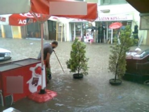 Mazgal Yapılmadığı İçin 15 Dükkân Su Altında Kalıyor