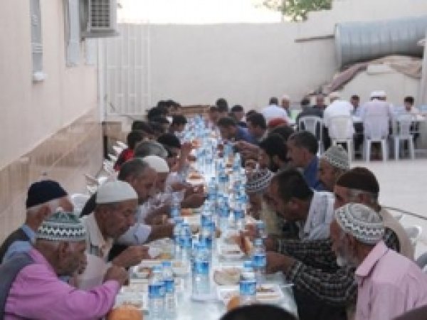 Hizmet Der İftarda Vatandaşlarla Bir Araya Geldi
