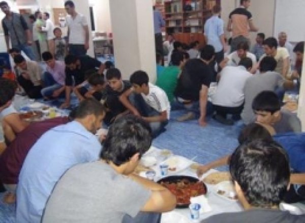 İlke -Der'den Halka İftar Yemeği