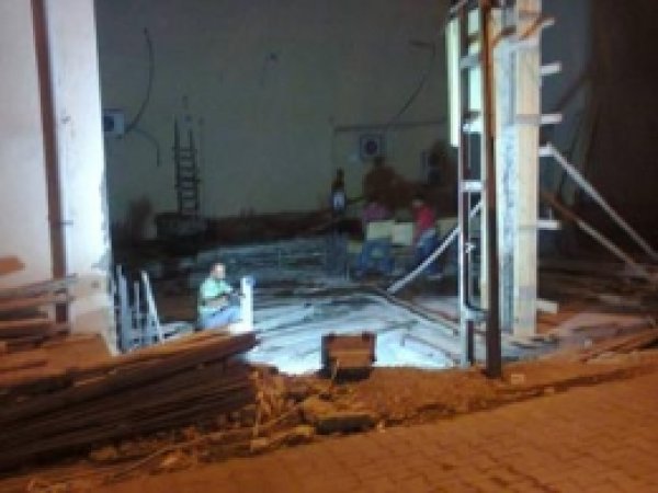 İnşaat İşçileri Gündüz Dinlenip Gece Çalışıyor