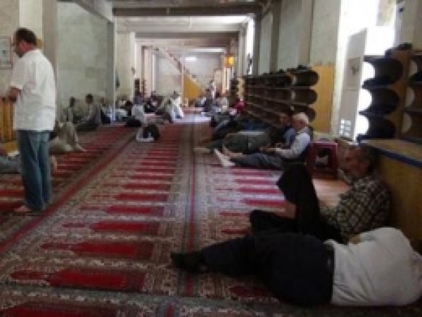 Sıcaktan Bunalan Halk Soluğu Camilerde Alıyor
