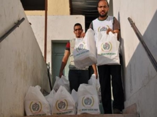 İHH, Adeviyye Meydanı'nda İftar Veriyor