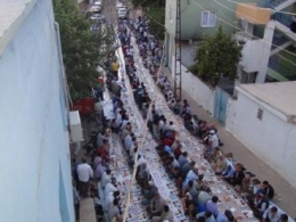 Çınar Şefkat Der'den İftar Yemeği 