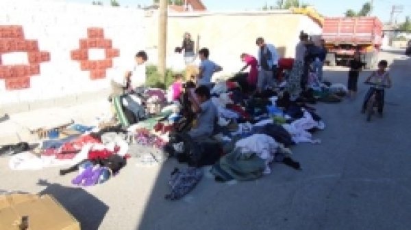Sokağa Dökülen Yardım Elbiseleri Kapışılıyor