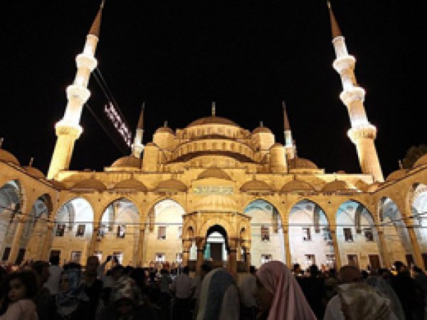 Bu Gece Bin Aydan Daha Hayırlı Kadir Gecesi