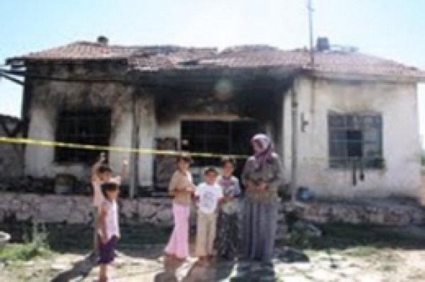 Evi Yanan Aileye Belediye Sahip Çıktı