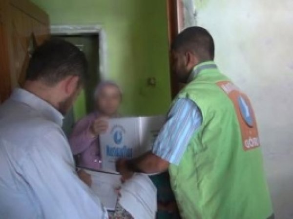 Mersin'de Bayram Öncesi Fakirlerin Yüzü Güldü