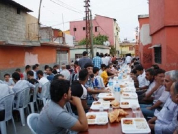 Mersin Bilge Eğitim Der Halka İftar Verdi