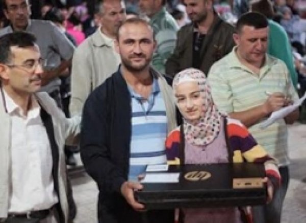 Cemaatle Namaz Kılanlara Ödül Verildi