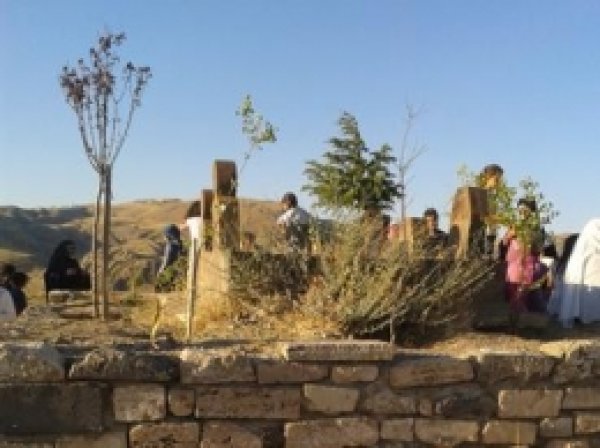 Palu'da Türbeler Ve Mezarlıklar Ziyaretçi Akınına Uğradı