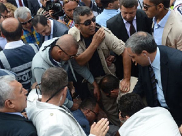 Bekir Bozdağ'a Yumruklu Saldırı