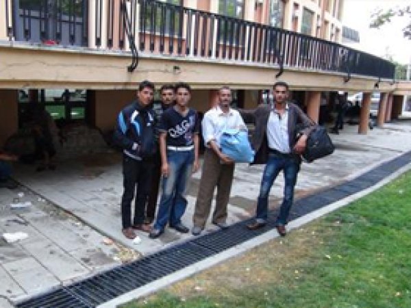 Parkta Yatan Mülteciler Yağmura Yakalandı