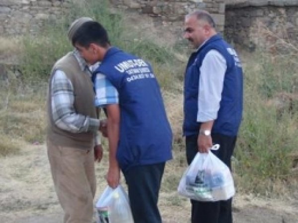 Umut Der'in Tatvan'da Yardımları Sürüyor