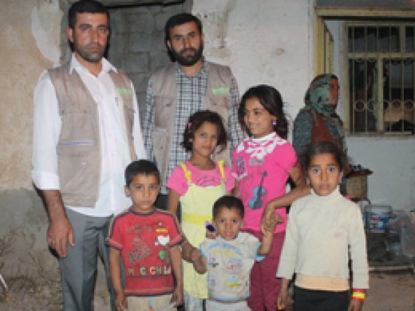 Rahmet Eli'nden Suriyeli Ailelere Yardım