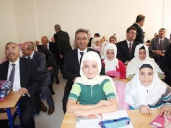 23 Nisan İmam Hatip Ortaokulu Törenle Açıldı 