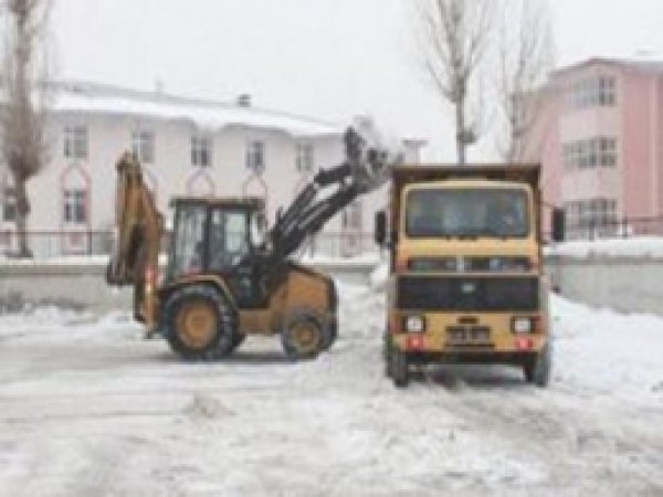 Muş'ta Okul Bahçeleri Kardan Temizleniyor 