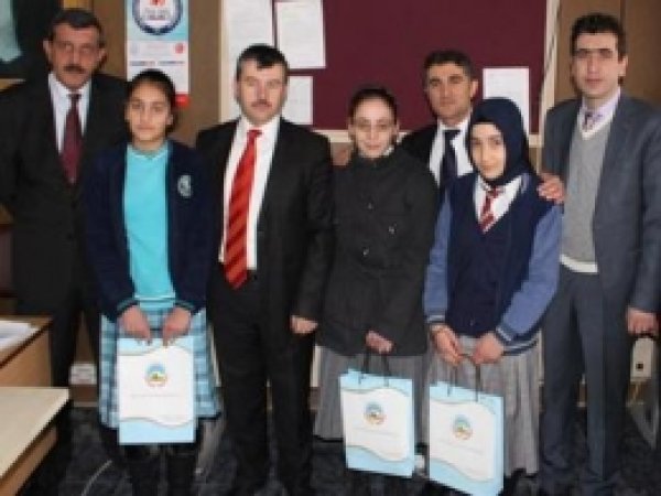 Öğrencilere Hediyeler Verildi 