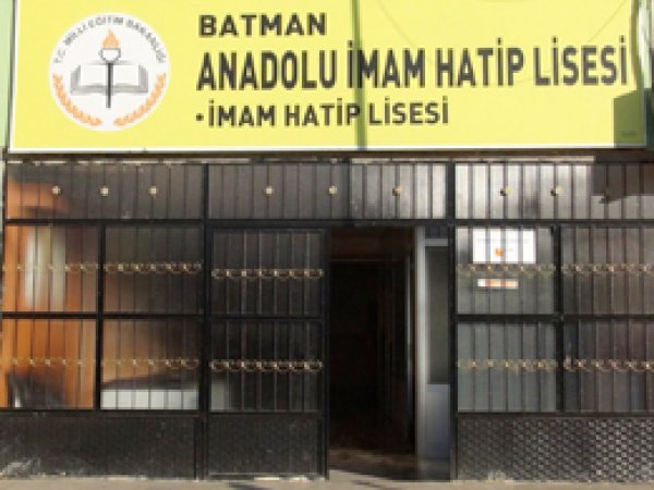 Öğrenciler Mum Işığında Ders Çalışıyor!