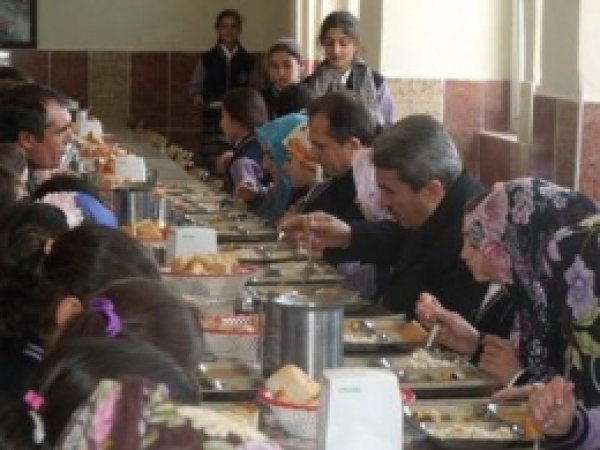 Vali Cumhuriyet Kız YİBO' yu Ziyaret Etti 