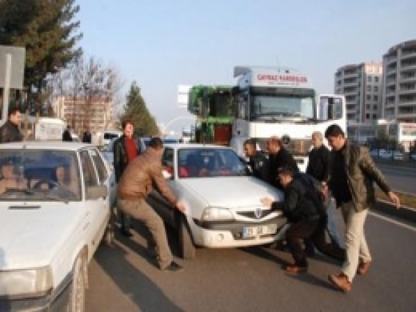 Yolun Ortasına Park Edilen Araç Zor Anlar Yaşattı 