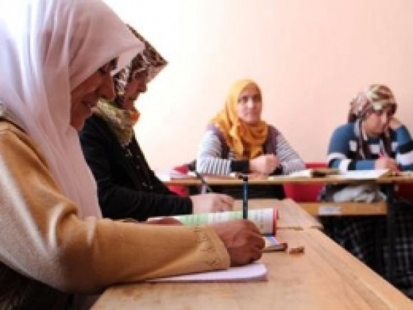 Anneler Okuma Yazma Öğreniyor 