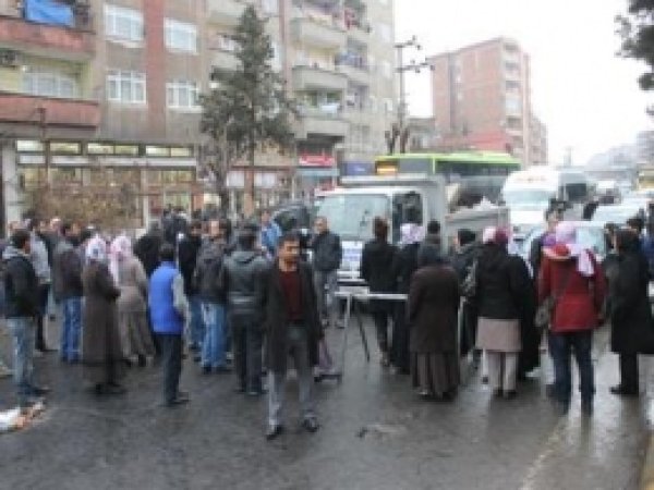 Mağdur Edilen Bina Sakinleri Yolu Trafiğe Kapattı 