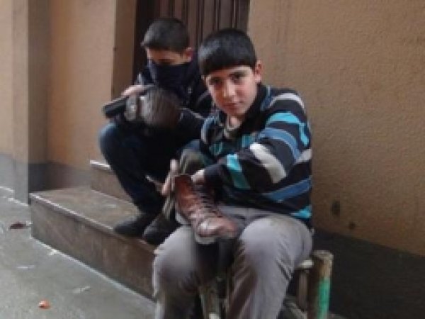 Okul Harçlıklarını Ayakkabı Boyayarak Çıkartıyorlar 