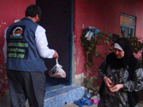 Nuh Eğitim Der Yüzlerce Aileye Et Dağıttı 