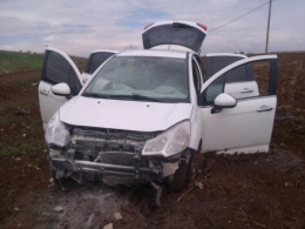 Diyarbakır'da Otomobil Şarampole Yuvarlandı 