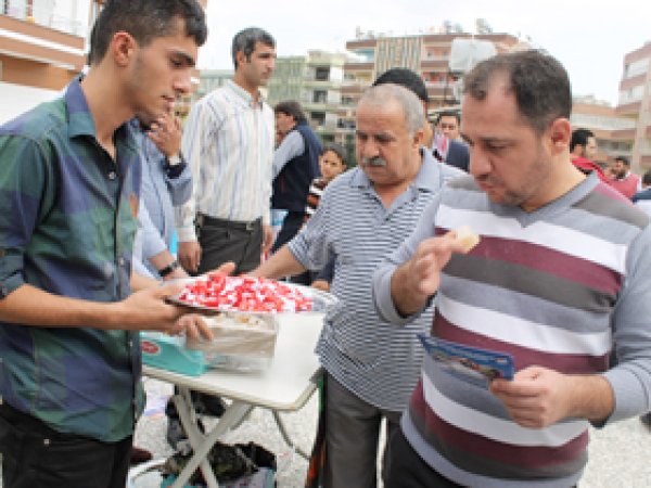 Gençlik Merkezinden Cemaate Çikolata İkramı 