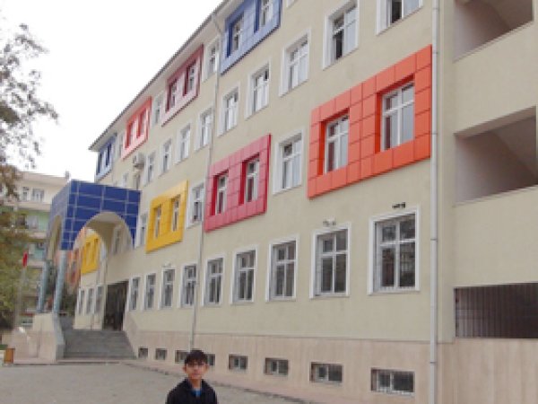 Kimliği Belirsiz Kişiler Okulu Kırıp Döktü 