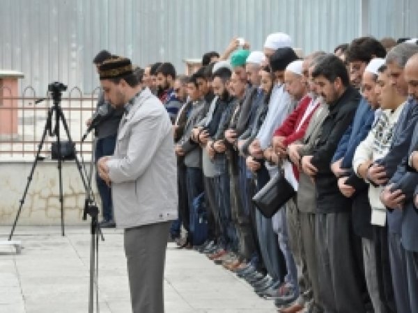 Gulam Azam için Gıyabi Cenaze Namazı Kılındı 