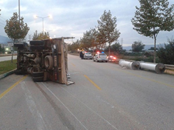Otomobile Çarpan Kamyon Devrildi  