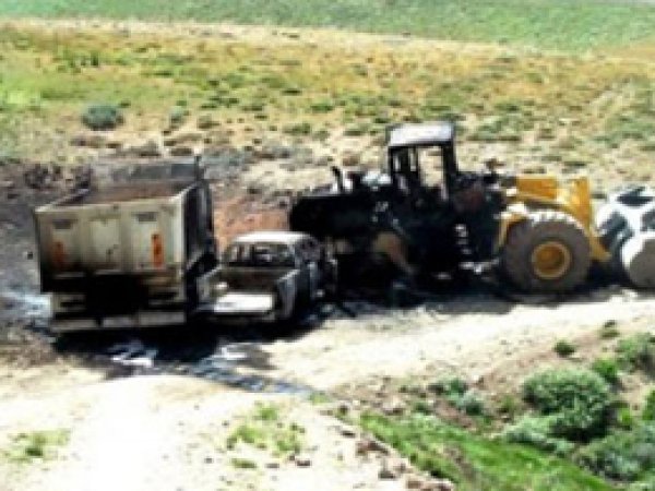 PKK'lılar Köylüleri Tehdit Edip Traktör Yaktı