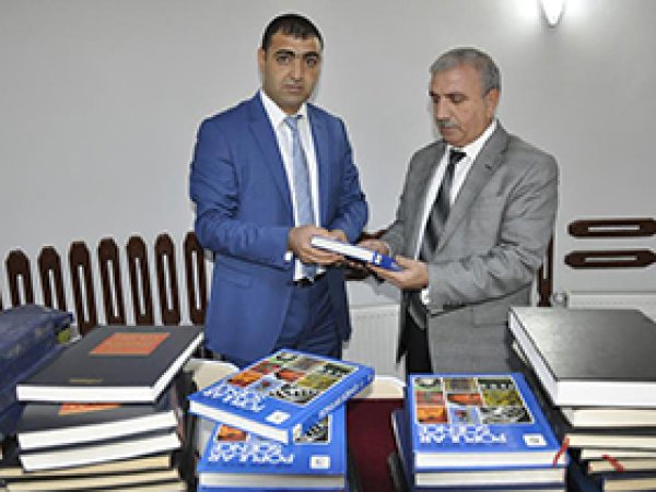 Belediyeden Okula Kitap Bağışı 