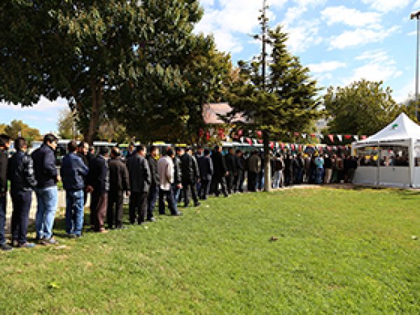 Şehitkâmil Belediyesi Aşure Dağıttı