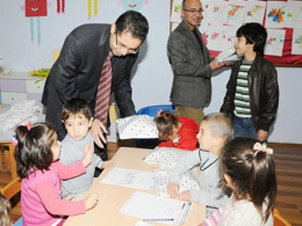 Milli Eğitim Müdürü, Miniklere Oyuncak Dağıttı 