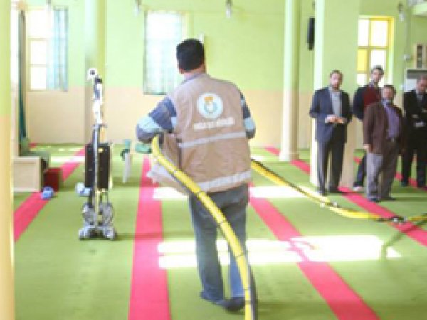 Camiler Donanımlı Ekipler Tarafından Temizleniyor 