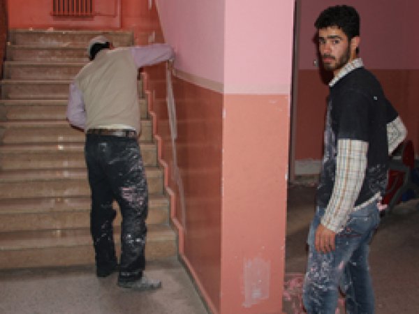 Veliler Okulda Tadilat Çalışması Yapıyor 