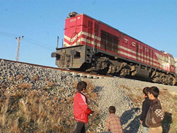 Mahalle Ortasındaki Tren Yolu Tehlike Saçıyor 