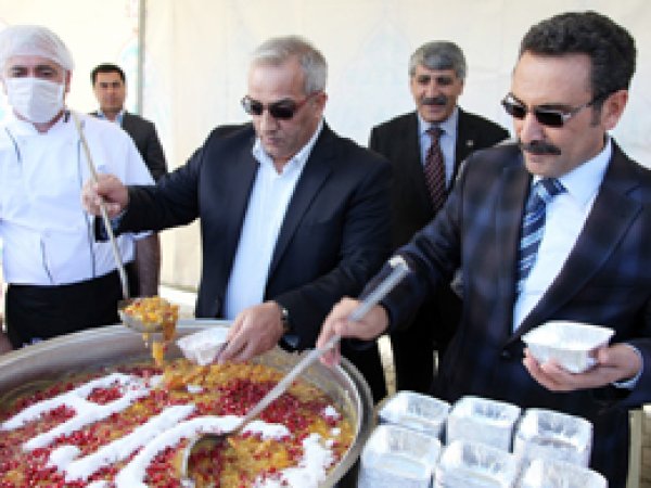 AİÇÜ'de Öğrencilere Aşure İkramı Yapıldı 